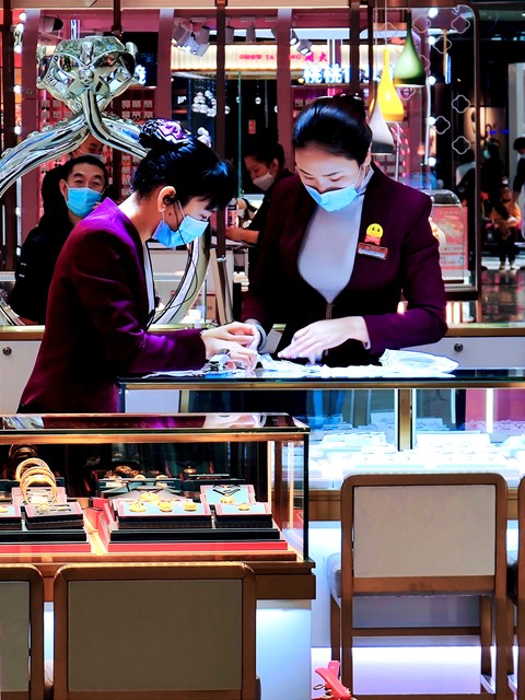 黃金賣不動了？杭州金店連續五天零成交，店員直呼太難了！飾品銷售遭遇寒流